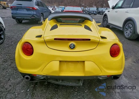 2015 Alfa Romeo 4C Spider z USA, uszkodzony, nr VIN ZARBAAB49FM169436